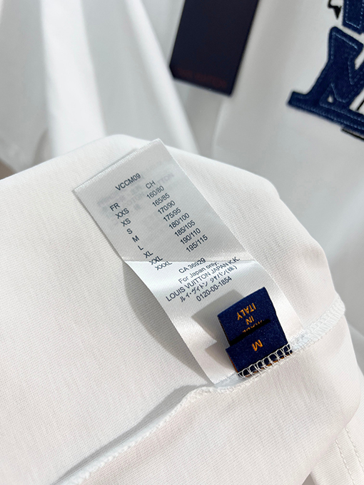 ルイヴィトンブランドスーパーコピー LV フロントとバックにパッチワーククなローバーの刺繍ロゴがあしらわれたスタイリッシュなデニム半袖Tシャツ