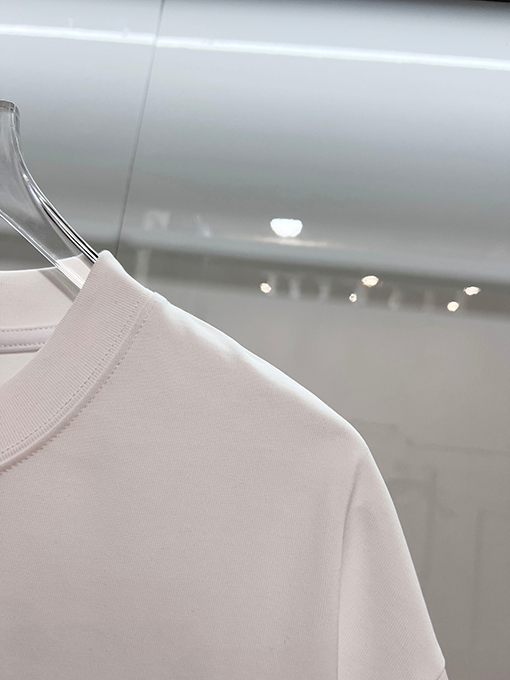 ルイヴィトンブランドスーパーコピー LV フロントとバックにパッチワーククなローバーの刺繍ロゴがあしらわれたスタイリッシュなデニム半袖Tシャツ