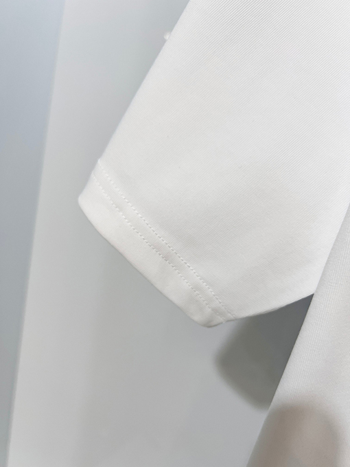 ルイヴィトンブランドスーパーコピー LV フロントとバックにパッチワーククなローバーの刺繍ロゴがあしらわれたスタイリッシュなデニム半袖Tシャツ