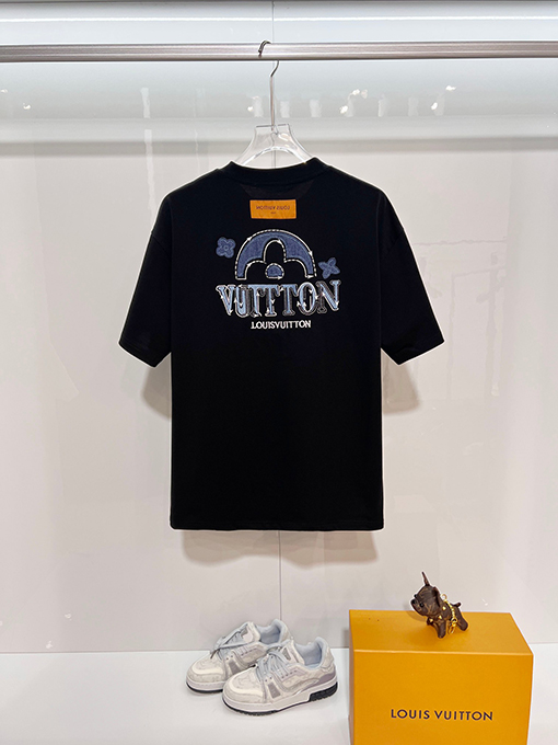 ルイヴィトンブランドスーパーコピー LV フロントとバックにパッチワーククなローバーの刺繍ロゴがあしらわれたスタイリッシュなデニム半袖Tシャツ