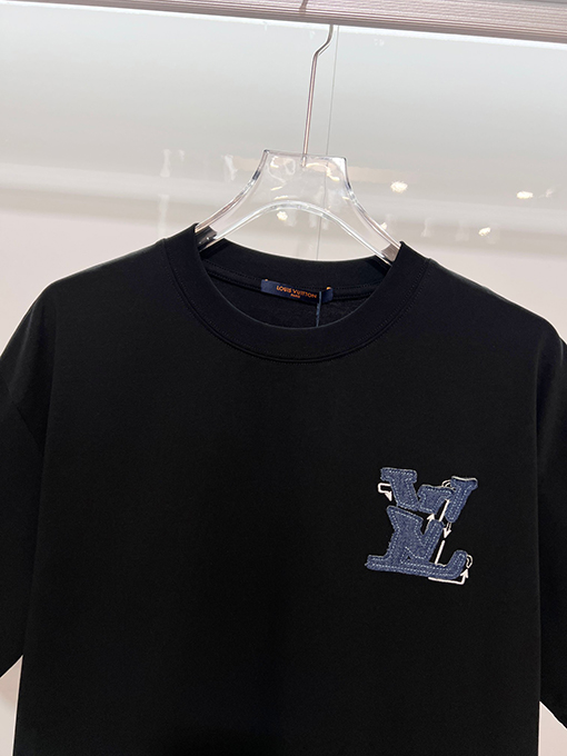ルイヴィトンブランドスーパーコピー LV フロントとバックにパッチワーククなローバーの刺繍ロゴがあしらわれたスタイリッシュなデニム半袖Tシャツ
