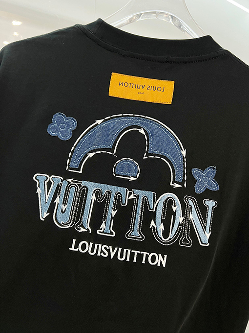 ルイヴィトンブランドスーパーコピー LV フロントとバックにパッチワーククなローバーの刺繍ロゴがあしらわれたスタイリッシュなデニム半袖Tシャツ