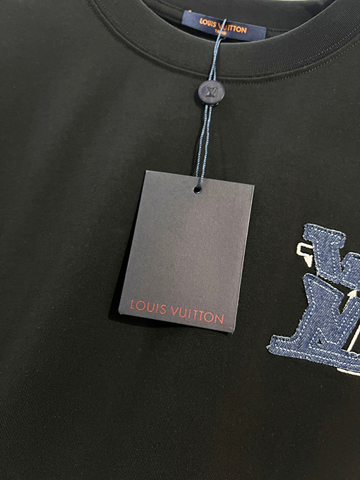 ルイヴィトンブランドスーパーコピー LV フロントとバックにパッチワーククなローバーの刺繍ロゴがあしらわれたスタイリッシュなデニム半袖Tシャツ