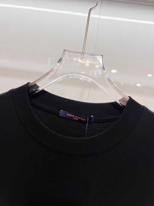 ルイヴィトンブランドスーパーコピー LV フロントとバックにパッチワーククなローバーの刺繍ロゴがあしらわれたスタイリッシュなデニム半袖Tシャツ