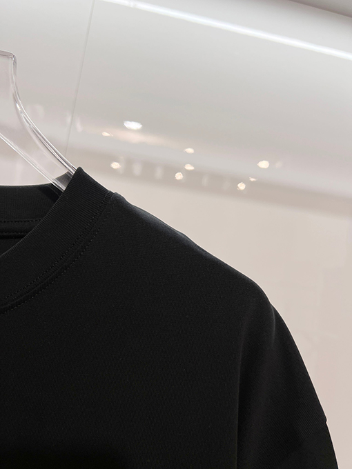 ルイヴィトンブランドスーパーコピー LV フロントとバックにパッチワーククなローバーの刺繍ロゴがあしらわれたスタイリッシュなデニム半袖Tシャツ