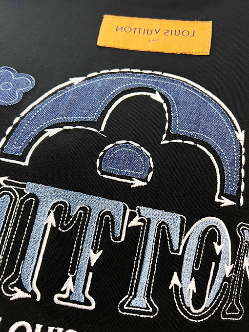 ルイヴィトンブランドスーパーコピー LV フロントとバックにパッチワーククなローバーの刺繍ロゴがあしらわれたスタイリッシュなデニム半袖Tシャツ