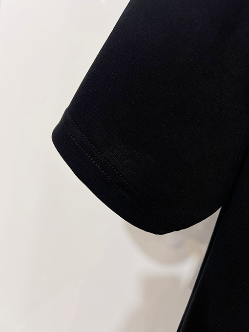 ルイヴィトンブランドスーパーコピー LV フロントとバックにパッチワーククなローバーの刺繍ロゴがあしらわれたスタイリッシュなデニム半袖Tシャツ