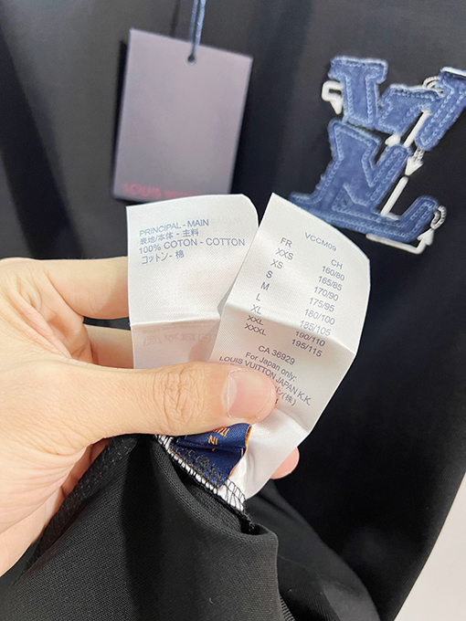 ルイヴィトンブランドスーパーコピー LV フロントとバックにパッチワーククなローバーの刺繍ロゴがあしらわれたスタイリッシュなデニム半袖Tシャツ