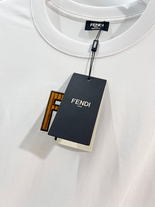 フェンディ 胸元にはダブルFの刺繍ロゴ入りクラシックでシンプルな半袖Tシャツ
