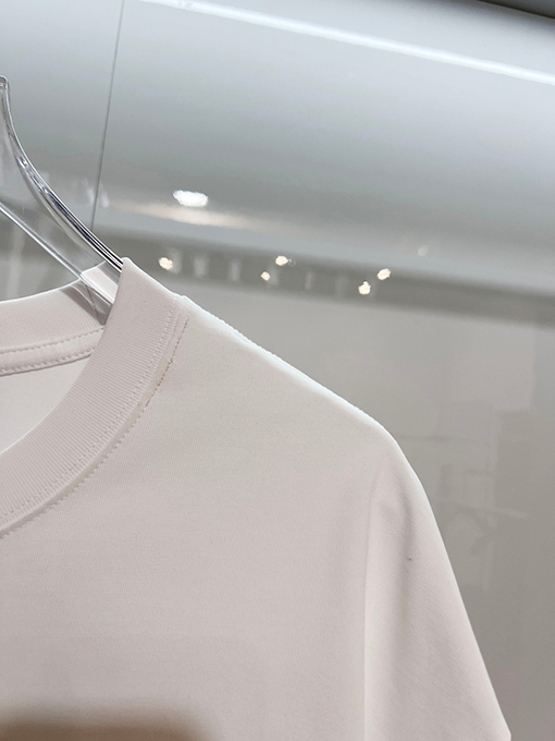 フェンディ 胸元にはダブルFの刺繍ロゴ入りクラシックでシンプルな半袖Tシャツ