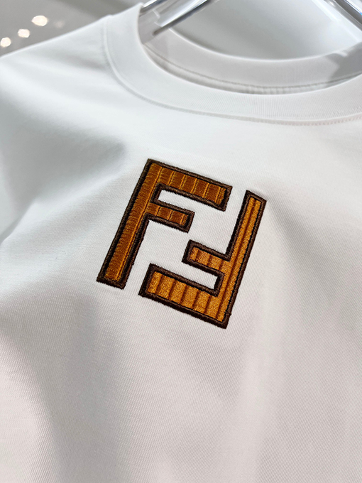 フェンディ 胸元にはダブルFの刺繍ロゴ入りクラシックでシンプルな半袖Tシャツ
