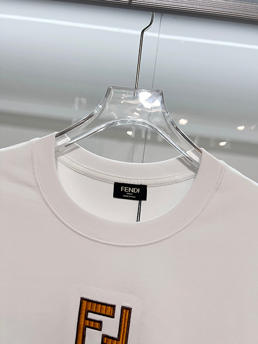 フェンディ 胸元にはダブルFの刺繍ロゴ入りクラシックでシンプルな半袖Tシャツ