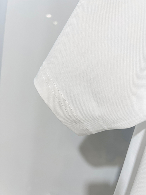 フェンディ 胸元にはダブルFの刺繍ロゴ入りクラシックでシンプルな半袖Tシャツ