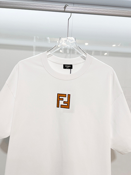 フェンディ 胸元にはダブルFの刺繍ロゴ入りクラシックでシンプルな半袖Tシャツ