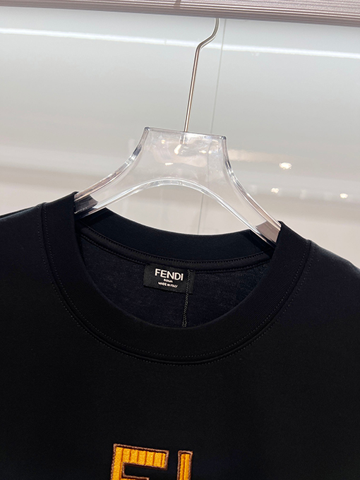 フェンディ 胸元にはダブルFの刺繍ロゴ入りクラシックでシンプルな半袖Tシャツ