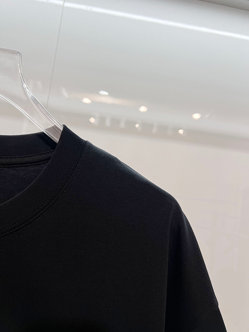 フェンディ 胸元にはダブルFの刺繍ロゴ入りクラシックでシンプルな半袖Tシャツ