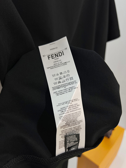 フェンディ 胸元にはダブルFの刺繍ロゴ入りクラシックでシンプルな半袖Tシャツ
