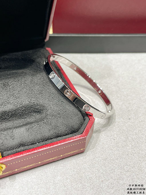 カルティエコピー 中国版の4ダイヤモンド LOVEブレスレット