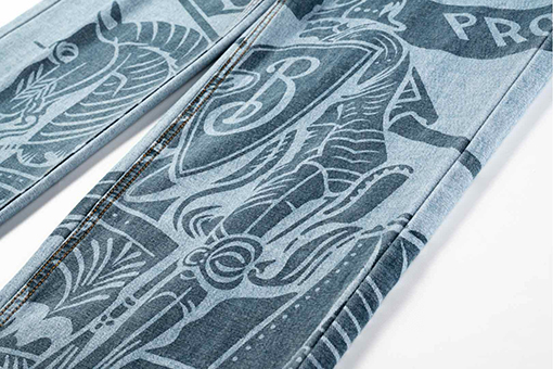 バーバリーブランドスーパーコピー ウォーホースプリントパッチ付きヴィンテージウォッシュドデニムジーンズ