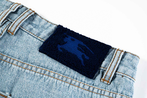 バーバリーブランドスーパーコピー ウォーホースプリントパッチ付きヴィンテージウォッシュドデニムジーンズ