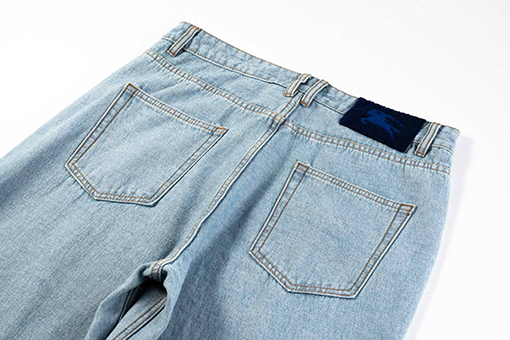 バーバリーブランドスーパーコピー ウォーホースプリントパッチ付きヴィンテージウォッシュドデニムジーンズ