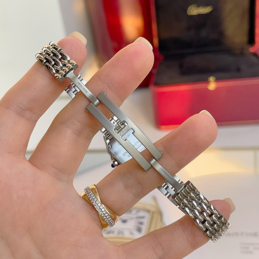 カルティエ 新モデルレディースパンサーシリーズの腕時計