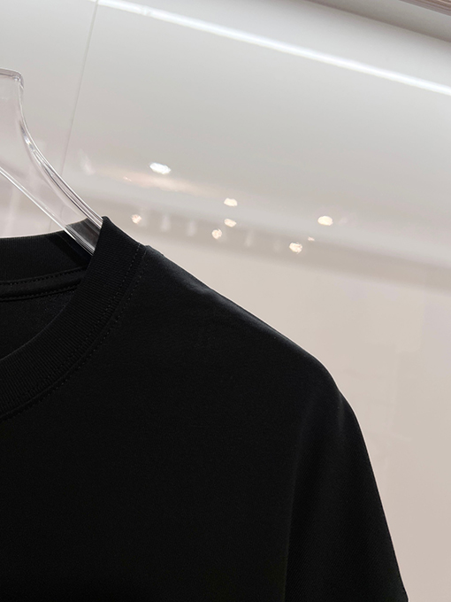 フェンディブランドコピー 胸にカラーブロックのダブルFフロストのヘビーデューティー刺繍ロゴがあしらわれた半袖Tシャツ