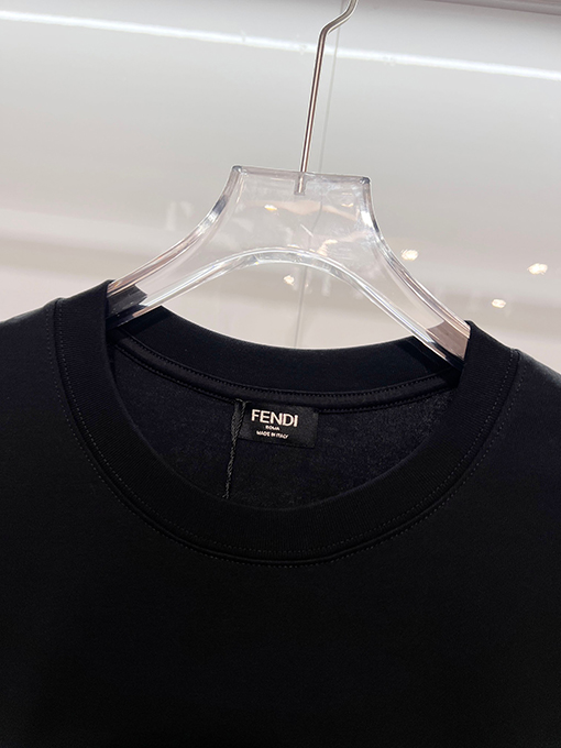 フェンディブランドコピー 胸にカラーブロックのダブルFフロストのヘビーデューティー刺繍ロゴがあしらわれた半袖Tシャツ