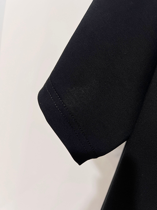 フェンディブランドコピー 胸にカラーブロックのダブルFフロストのヘビーデューティー刺繍ロゴがあしらわれた半袖Tシャツ