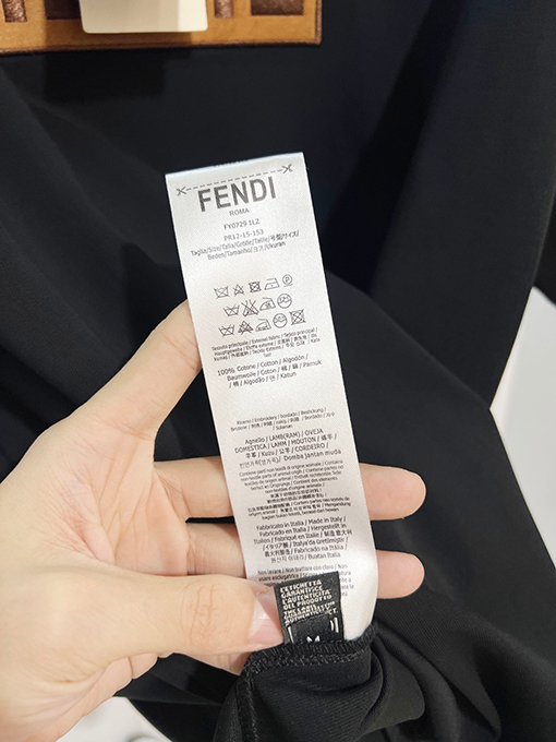 フェンディブランドコピー 胸にカラーブロックのダブルFフロストのヘビーデューティー刺繍ロゴがあしらわれた半袖Tシャツ