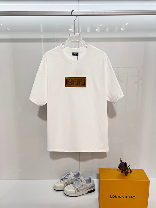 フェンディブランドコピー 胸にカラーブロックのダブルFフロストのヘビーデューティー刺繍ロゴがあしらわれた半袖Tシャツ