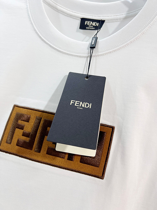 フェンディブランドコピー 胸にカラーブロックのダブルFフロストのヘビーデューティー刺繍ロゴがあしらわれた半袖Tシャツ