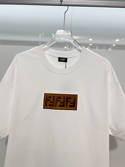 フェンディブランドコピー 胸にカラーブロックのダブルFフロストのヘビーデューティー刺繍ロゴがあしらわれた半袖Tシャツ