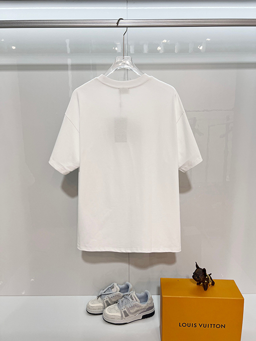 フェンディブランドコピー 胸にカラーブロックのダブルFフロストのヘビーデューティー刺繍ロゴがあしらわれた半袖Tシャツ