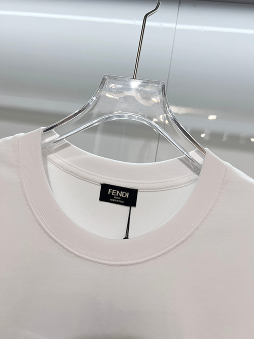 フェンディブランドコピー 胸にカラーブロックのダブルFフロストのヘビーデューティー刺繍ロゴがあしらわれた半袖Tシャツ