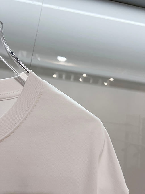 フェンディブランドコピー 胸にカラーブロックのダブルFフロストのヘビーデューティー刺繍ロゴがあしらわれた半袖Tシャツ