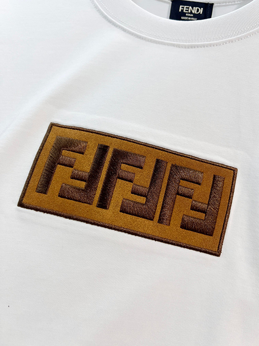 フェンディブランドコピー 胸にカラーブロックのダブルFフロストのヘビーデューティー刺繍ロゴがあしらわれた半袖Tシャツ