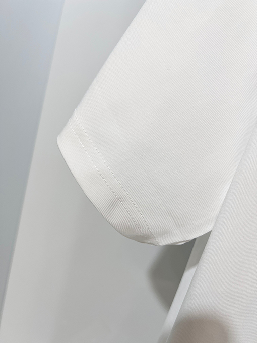 フェンディブランドコピー 胸にカラーブロックのダブルFフロストのヘビーデューティー刺繍ロゴがあしらわれた半袖Tシャツ