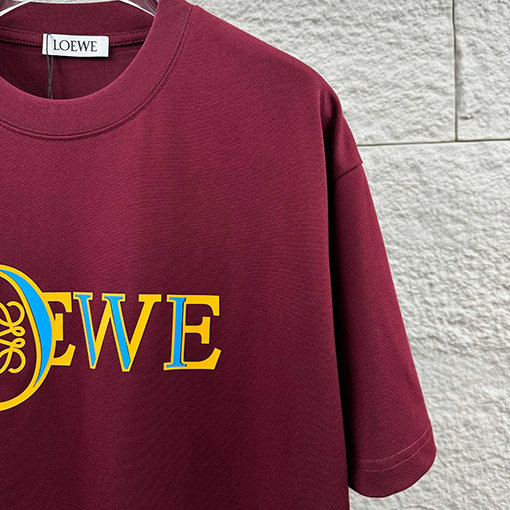 ロエベブランドスーパーコピー LOEWE クラシックなミニマルデザインのレタートーテム厚シリコンロゴ入り半袖Tシャツ