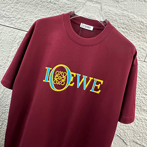 ロエベブランドスーパーコピー LOEWE クラシックなミニマルデザインのレタートーテム厚シリコンロゴ入り半袖Tシャツ