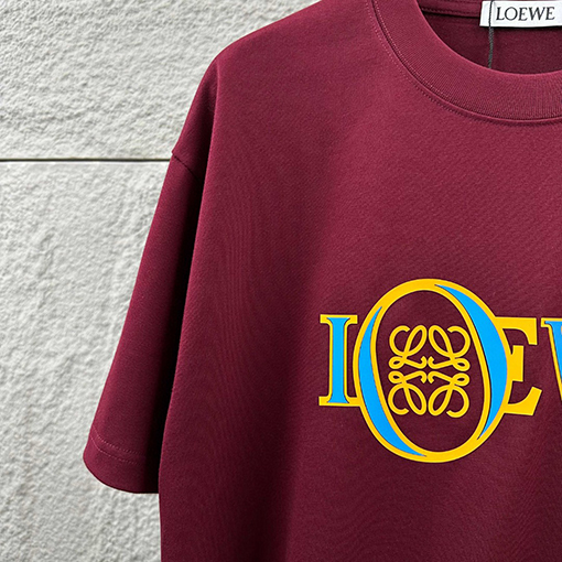 ロエベブランドスーパーコピー LOEWE クラシックなミニマルデザインのレタートーテム厚シリコンロゴ入り半袖Tシャツ