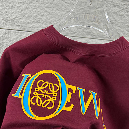 ロエベブランドスーパーコピー LOEWE クラシックなミニマルデザインのレタートーテム厚シリコンロゴ入り半袖Tシャツ