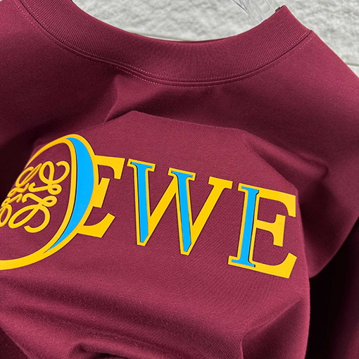 ロエベブランドスーパーコピー LOEWE クラシックなミニマルデザインのレタートーテム厚シリコンロゴ入り半袖Tシャツ