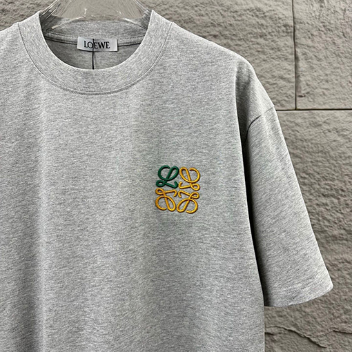 ロエベ クラシックなミニマルデザインのレタートーテム刺繍ロゴ入り半袖Tシャツ