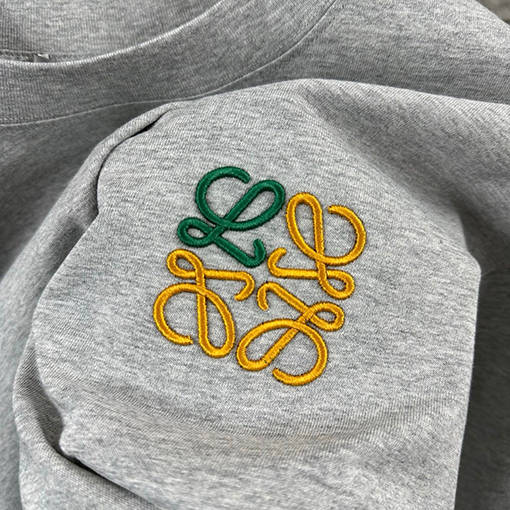 ロエベ クラシックなミニマルデザインのレタートーテム刺繍ロゴ入り半袖Tシャツ