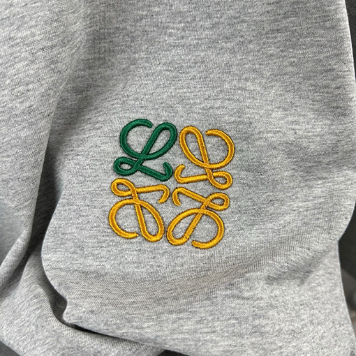 ロエベ クラシックなミニマルデザインのレタートーテム刺繍ロゴ入り半袖Tシャツ