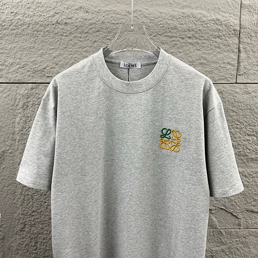 ロエベ クラシックなミニマルデザインのレタートーテム刺繍ロゴ入り半袖Tシャツ