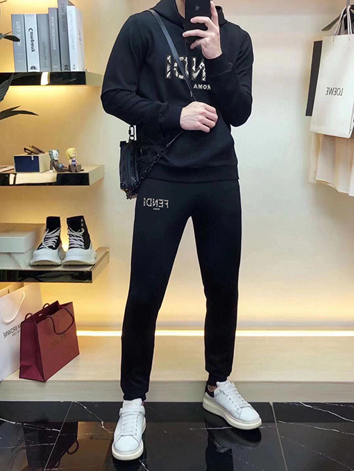 フェンディ FENDI 新作のフード付きスウェットシャツとパンツのセット