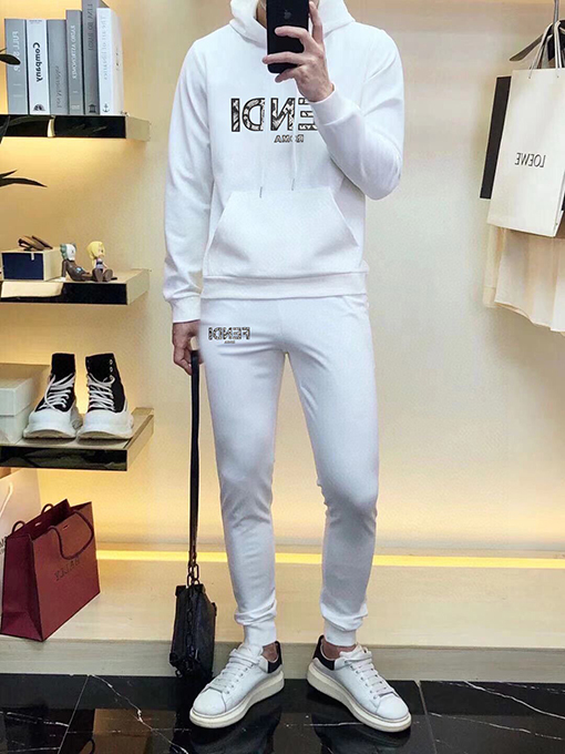 フェンディ FENDI 新作のフード付きスウェットシャツとパンツのセット