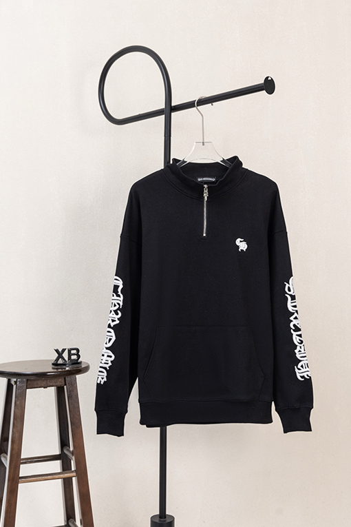 クロムハーツコピー 胸に小さなロゴ袖にサンスクリット語の文字が入ったハーフジップのスウェットシャツ